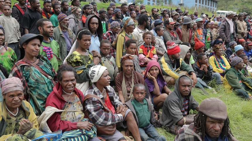 A group of PNG people gather waiting to receive aid kits from the Red Cross