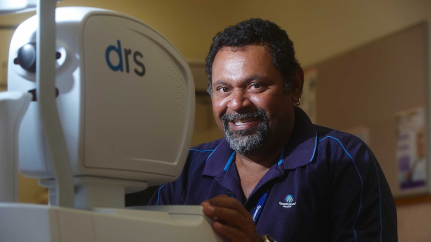 Indigenous health worker Paul Christian has his eye sight tested as part of a CSIRO trial