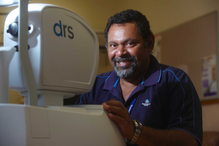 Indigenous health worker Paul Christian has his eye sight tested as part of a CSIRO trial