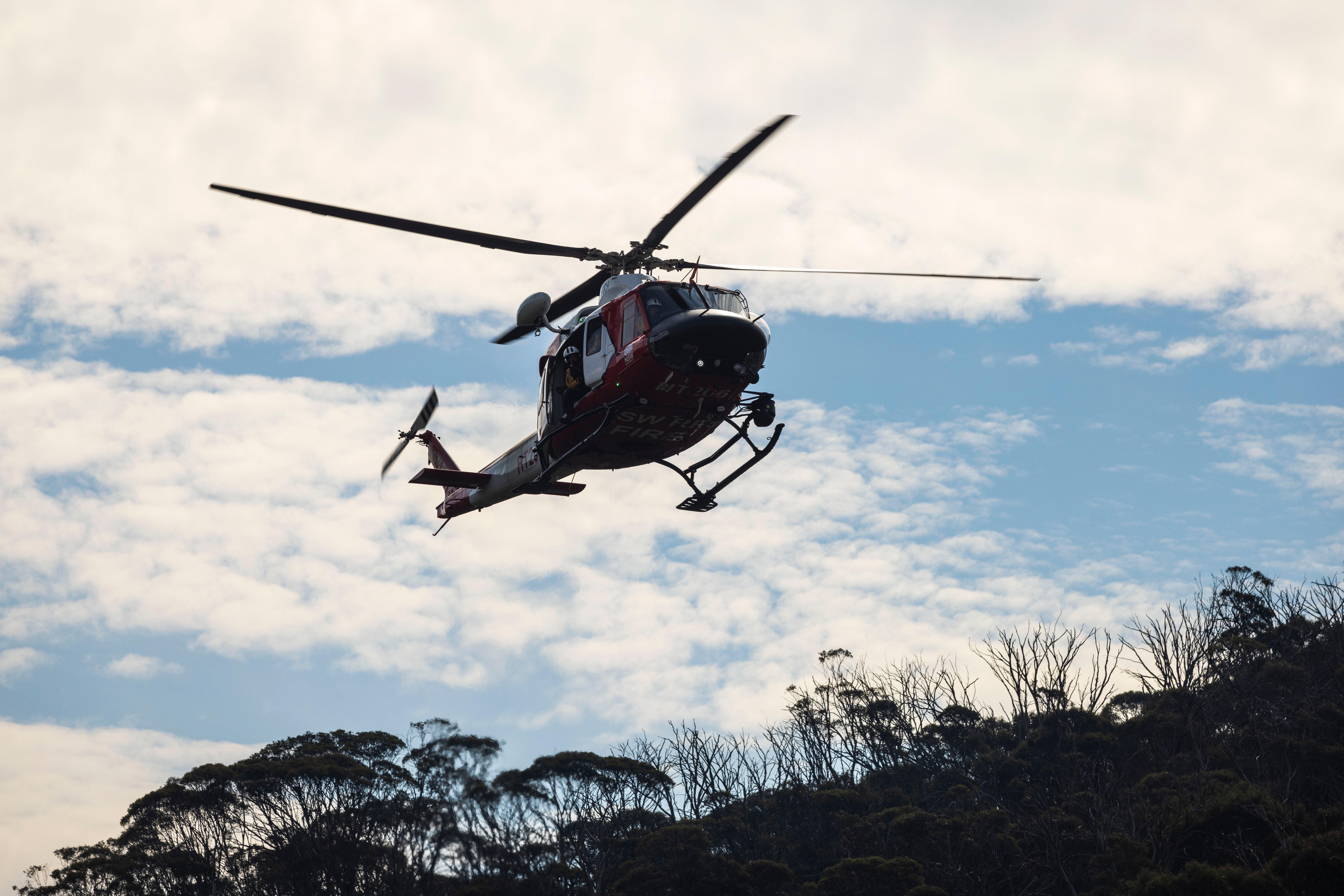 Um helicóptero no céu. 