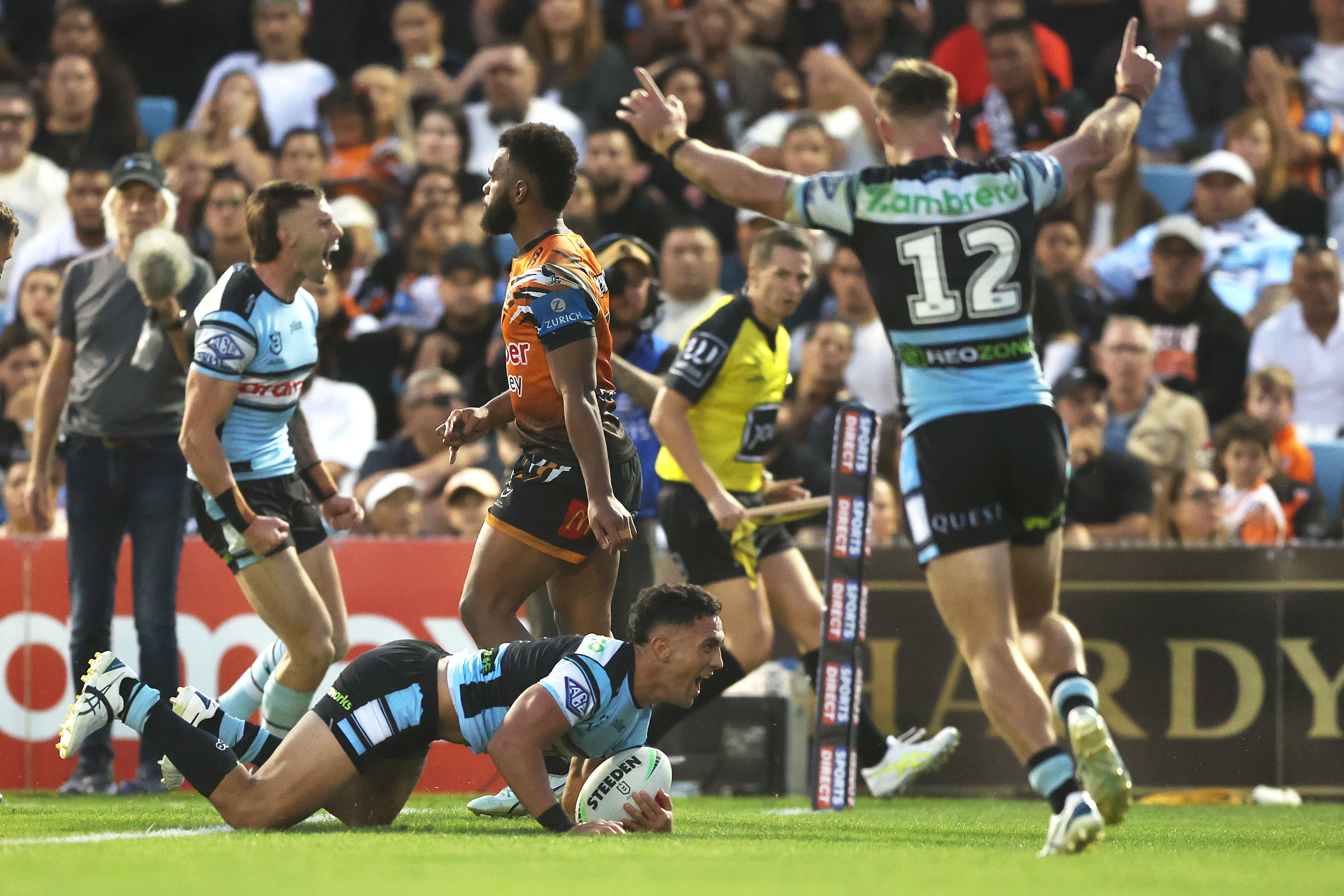 Knights outlast Rabbitohs 42-38 in frantic thriller as Latrell Mitchell’s late heroics undone by Walker’s shove — image 6