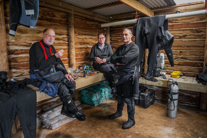 Wet Mules divers enjoy lunch during an expedition to Tank Cave.