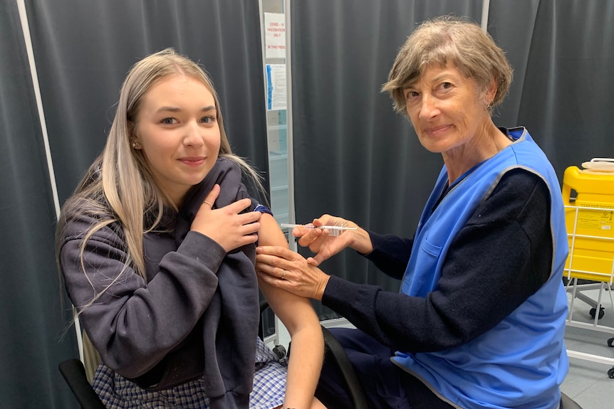 Kaylah Pascoe gets her COVID–19 vaccination