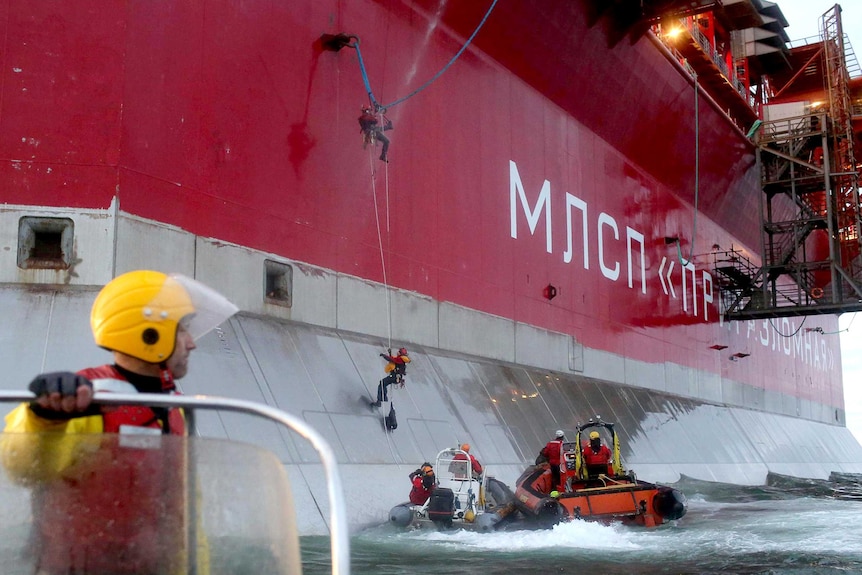 Greenpeace activists board the Prirazlomnaya oil platform.