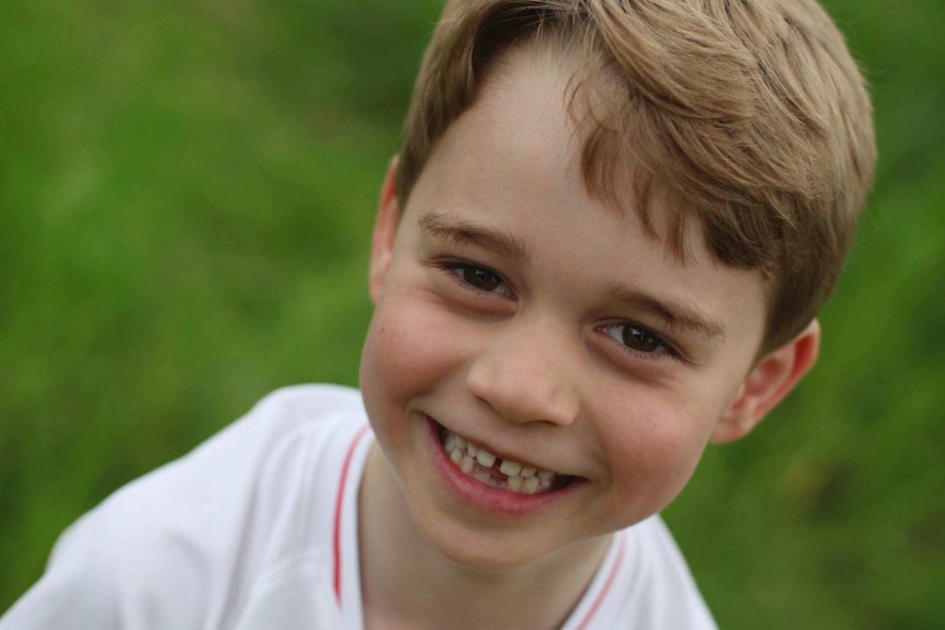 Le prince George britannique pose pour une photo prise par sa mère, Kate, la duchesse de Cambridge.