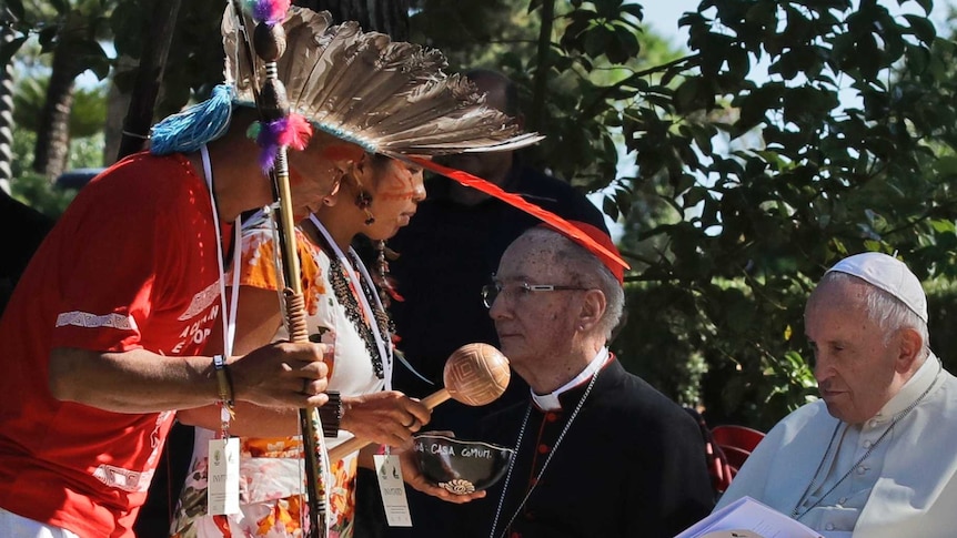 Warga asli Amazon menghadiri upacara penanaman pohon di Vatikan yang dihadiri Paus Fransiskus