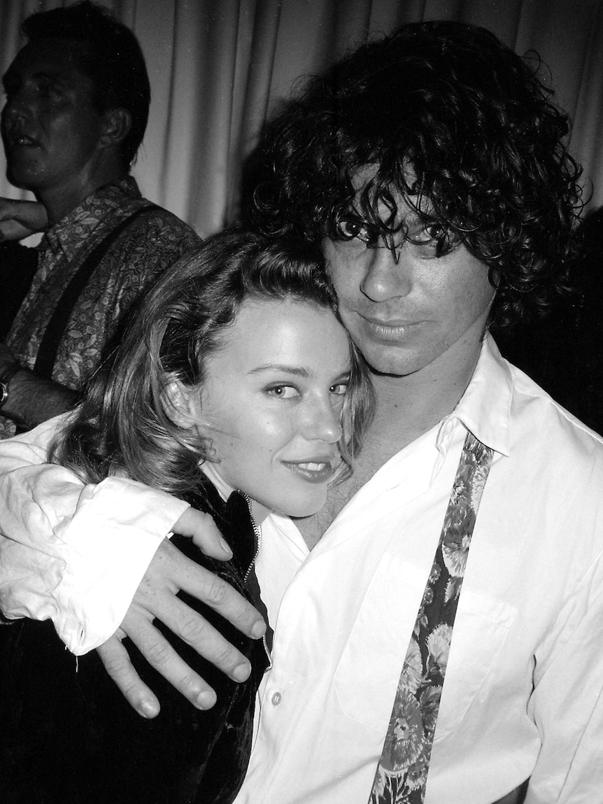 1990 年，凯莉·米洛 (Kylie Minogue) 和迈克尔·哈钦斯 (Michael Hutchins) 在悉尼庆祝他的 30 岁生日。 