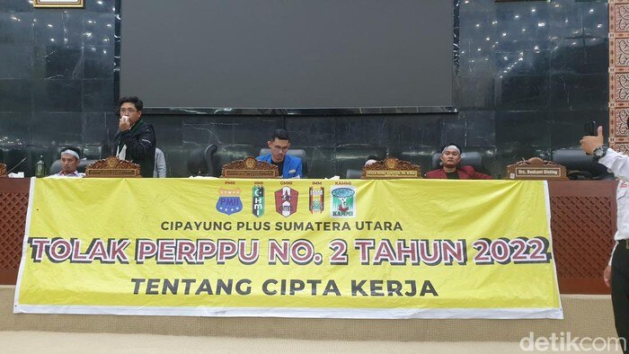 aksi-mahasiswa-di-dprd-sumut-1_169