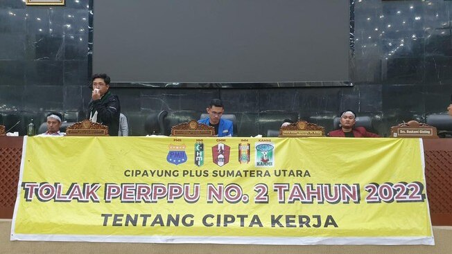 aksi-mahasiswa-di-dprd-sumut-1_169