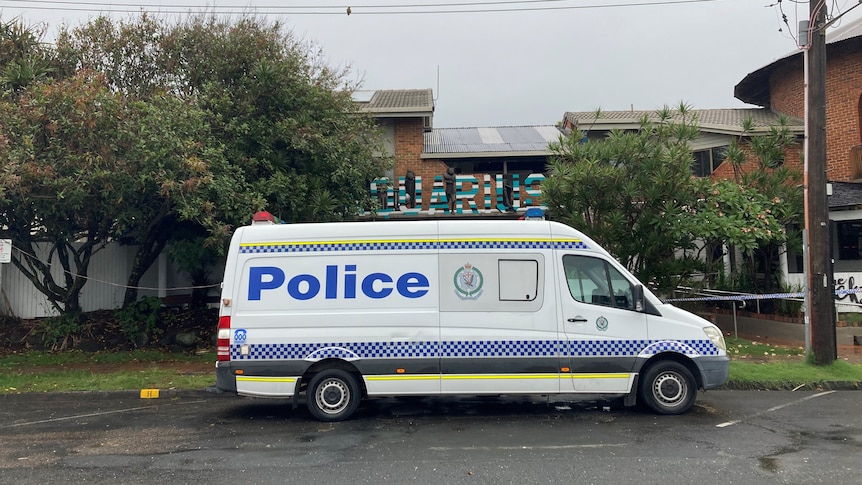 Police enforcing a 48 hour Stop and Stay order for the Aquarius Backpacker hostel in Byron Bay.