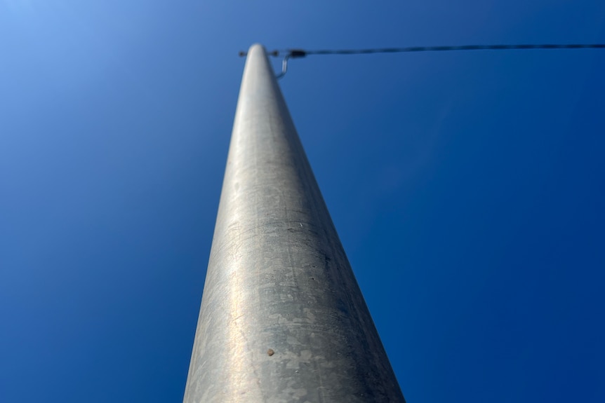a pole with a cable attached 