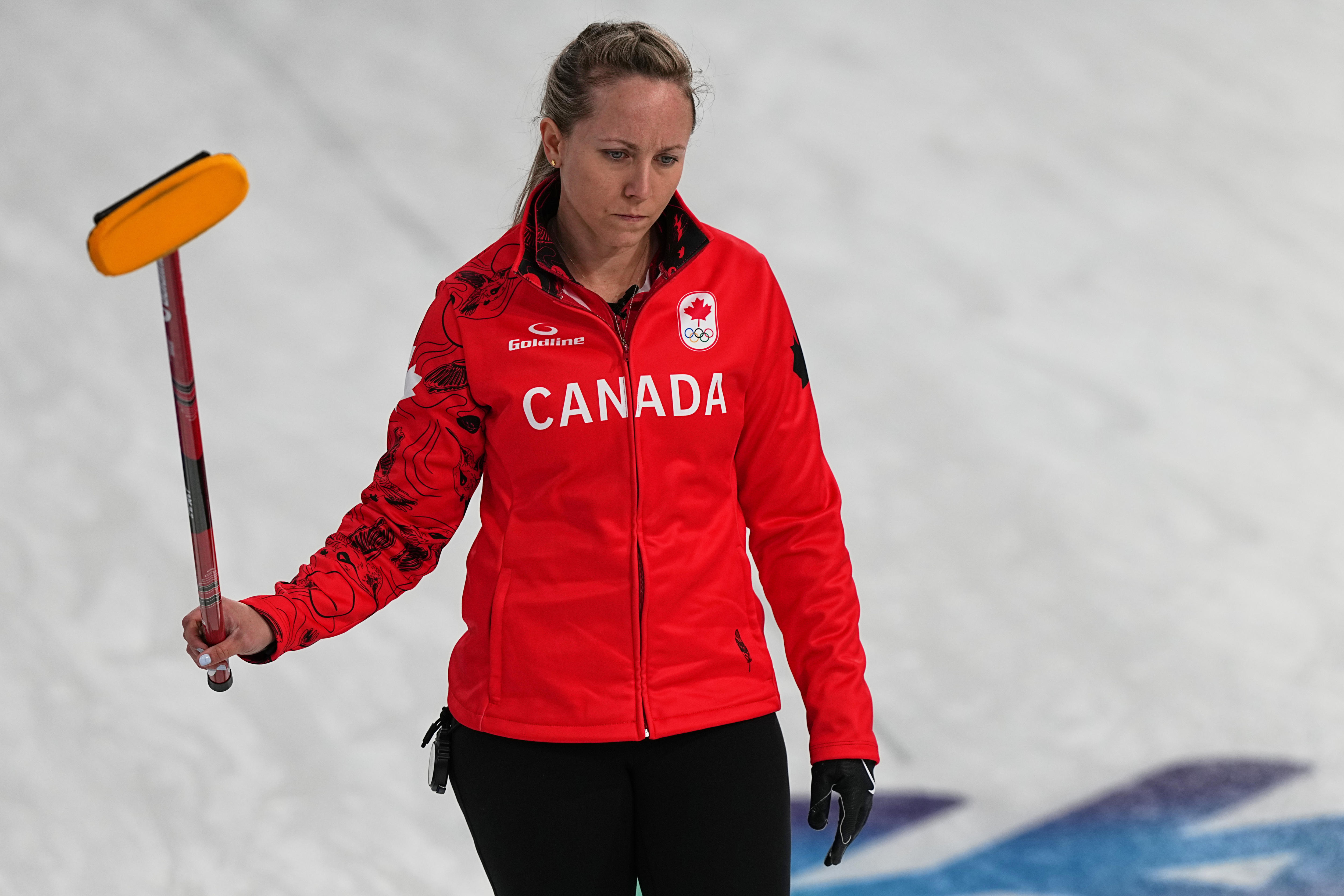 Rachel Homan parece abatida durante um jogo de curling nos Jogos Olímpicos de Inverno de 2026.