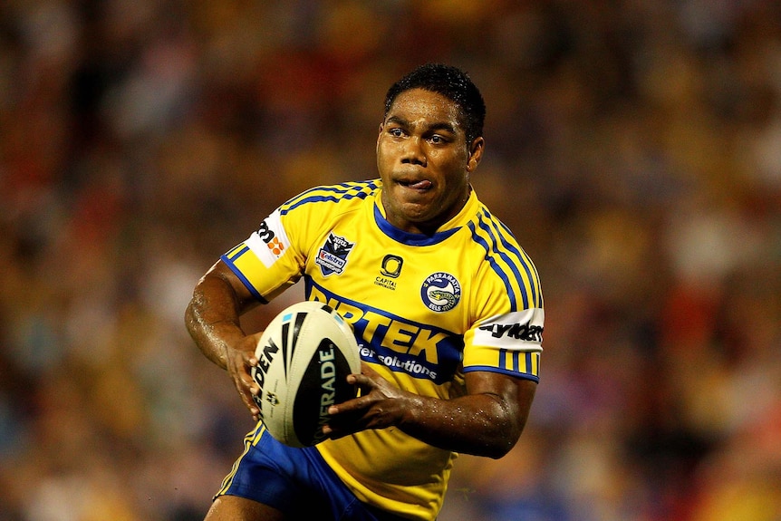 Chris Sandow runs the ball