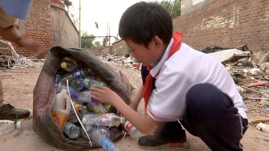 Mengnan picking rubbish.