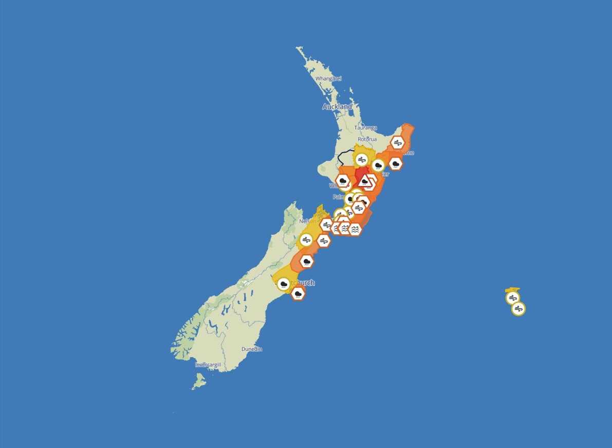 Un mapa de Nueva Zelanda con advertencias meteorológicas en naranja y rojo. 