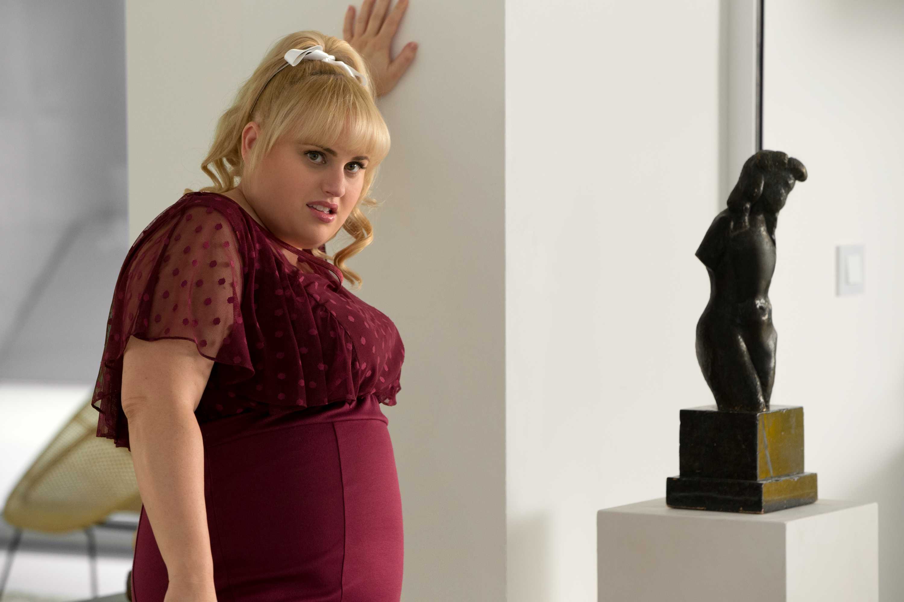 Rebel Wilson And Anne Hathaway Star As Con Artists In Gender Flipped Comedy Remake The Hustle Abc News