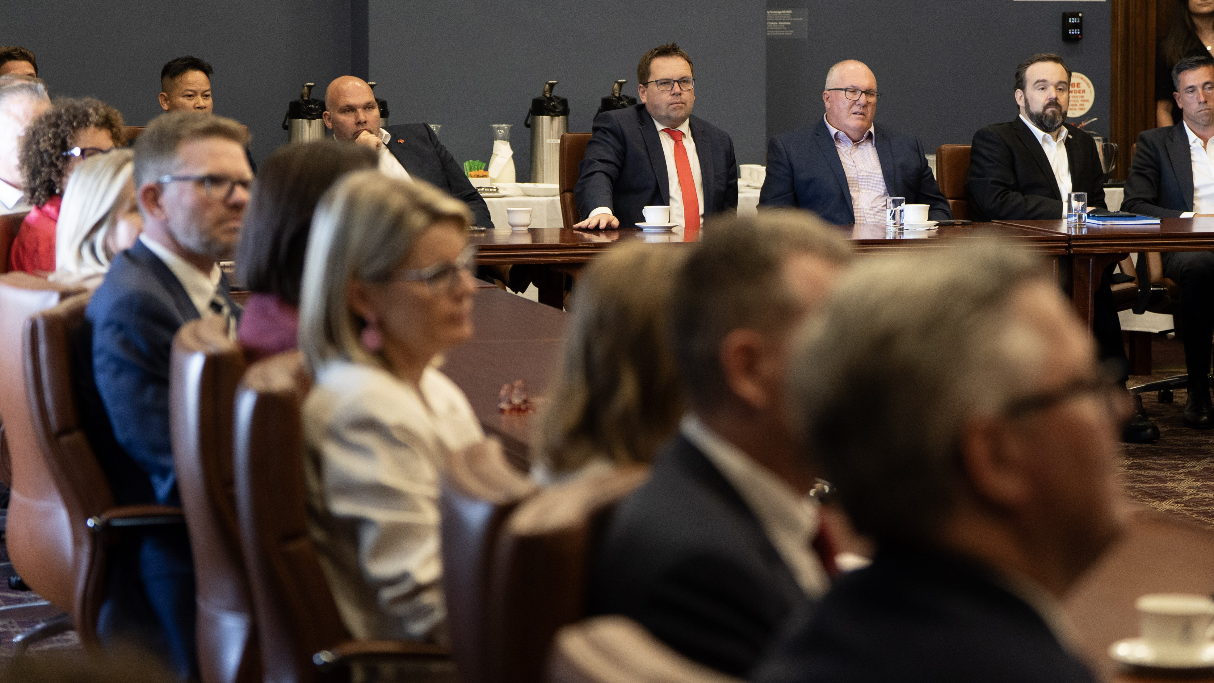 Un grupo de parlamentarios laboristas sentados alrededor de una mesa.