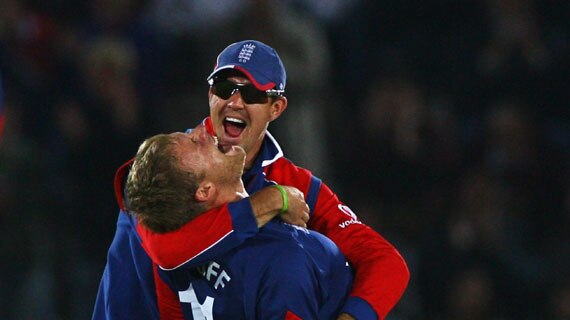 Winning feeling ... Andrew Flintoff (r) and Kevin Pietersen celebrate a wicket