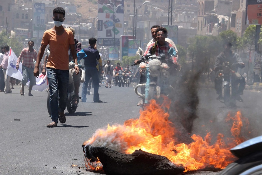 Demonstrators gather and burn tyres in Yemen's strategic city of Taez