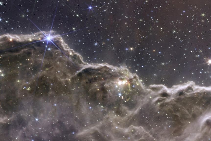 Une image composite des falaises cosmiques dans la nébuleuse Carina