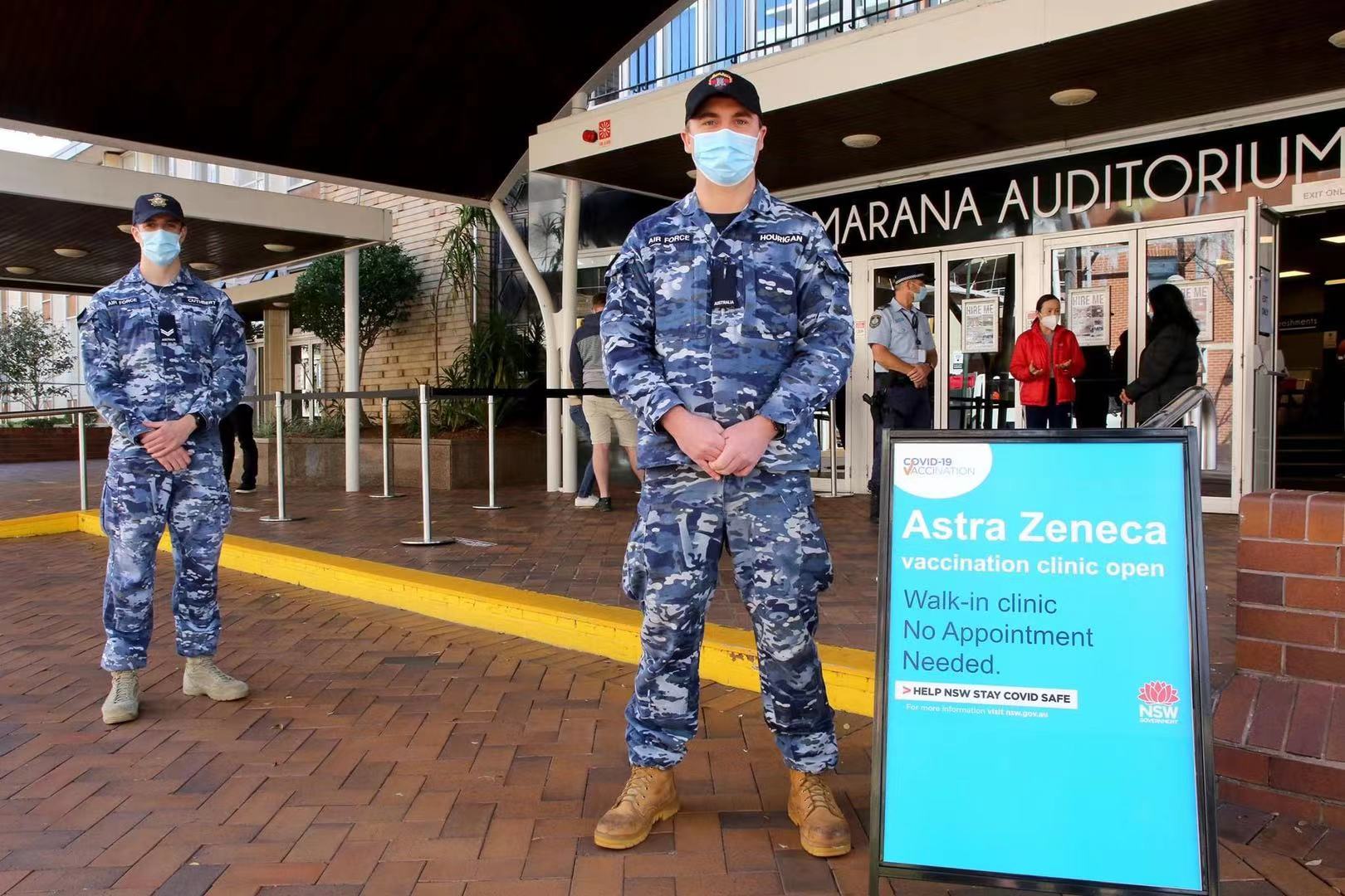 两名军人站在疫苗接种中心门口。