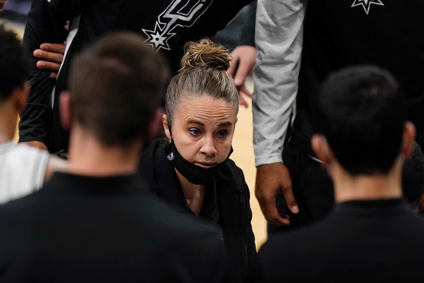 San Antonio Spurs Assistant Coach Becky Hammon Become First Woman To Control An Nba Team In La Lakers Match Abc News