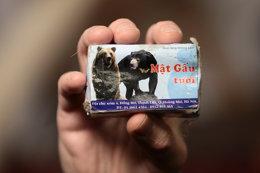 A box containing bear bile with pictures of bears on the front and Vietnamese writing.
