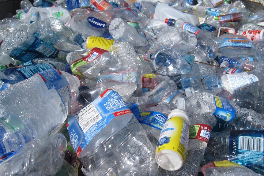 Muchas botellas de agua de plástico.