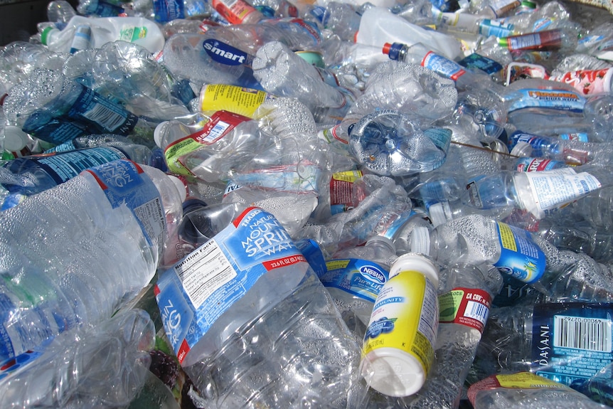 Muitas garrafas de água plásticas
