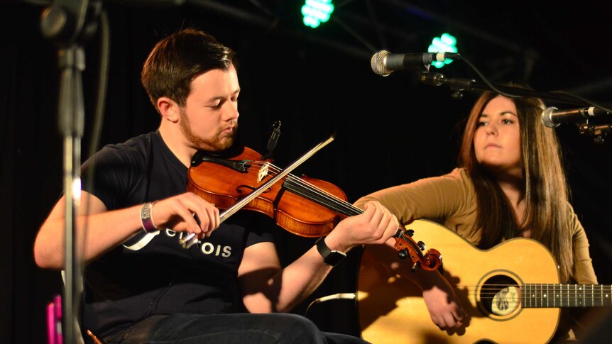 Robbie Mackenzie and Kaitlin Ross from Fèis Rois play a fiddle and guitar.