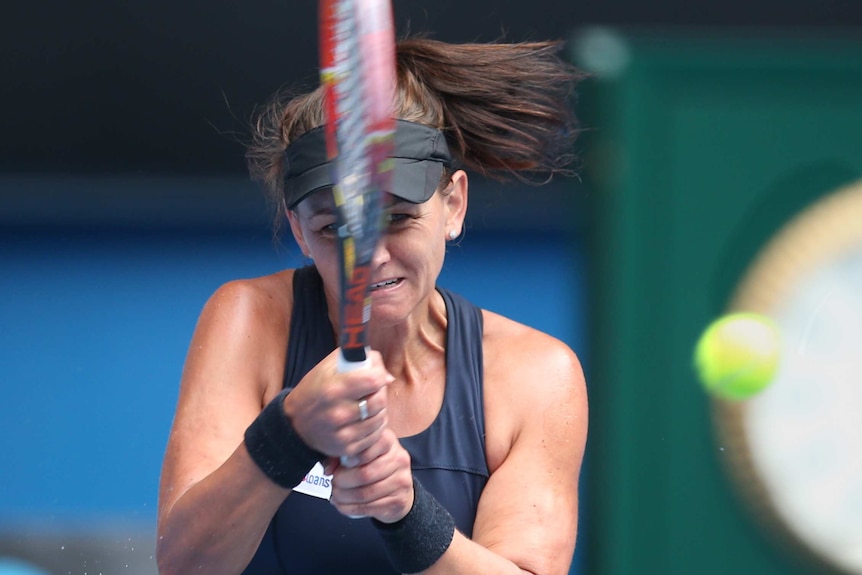 Dellacqua makes a backhand return against Keys