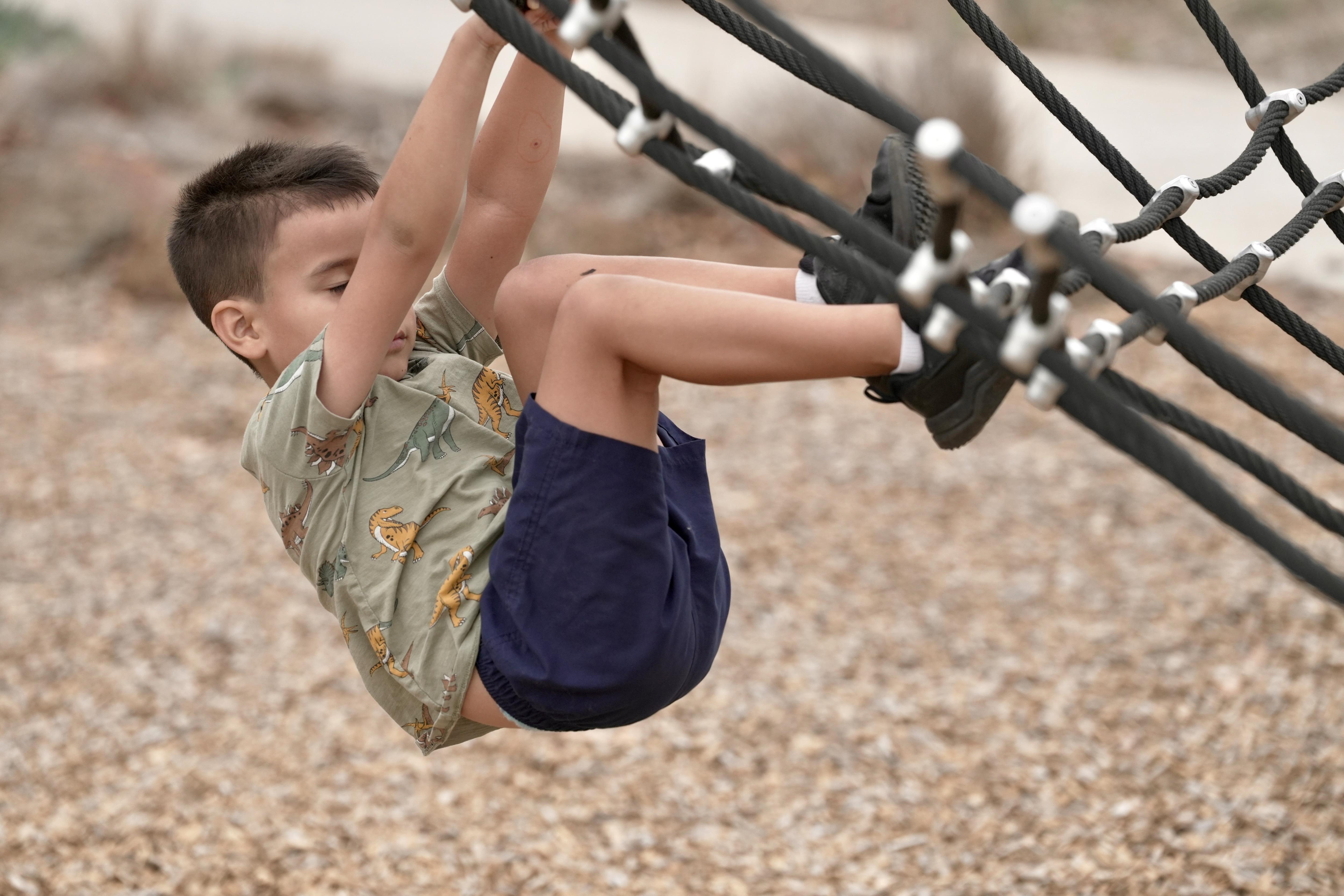 Un niño juega en un parque público