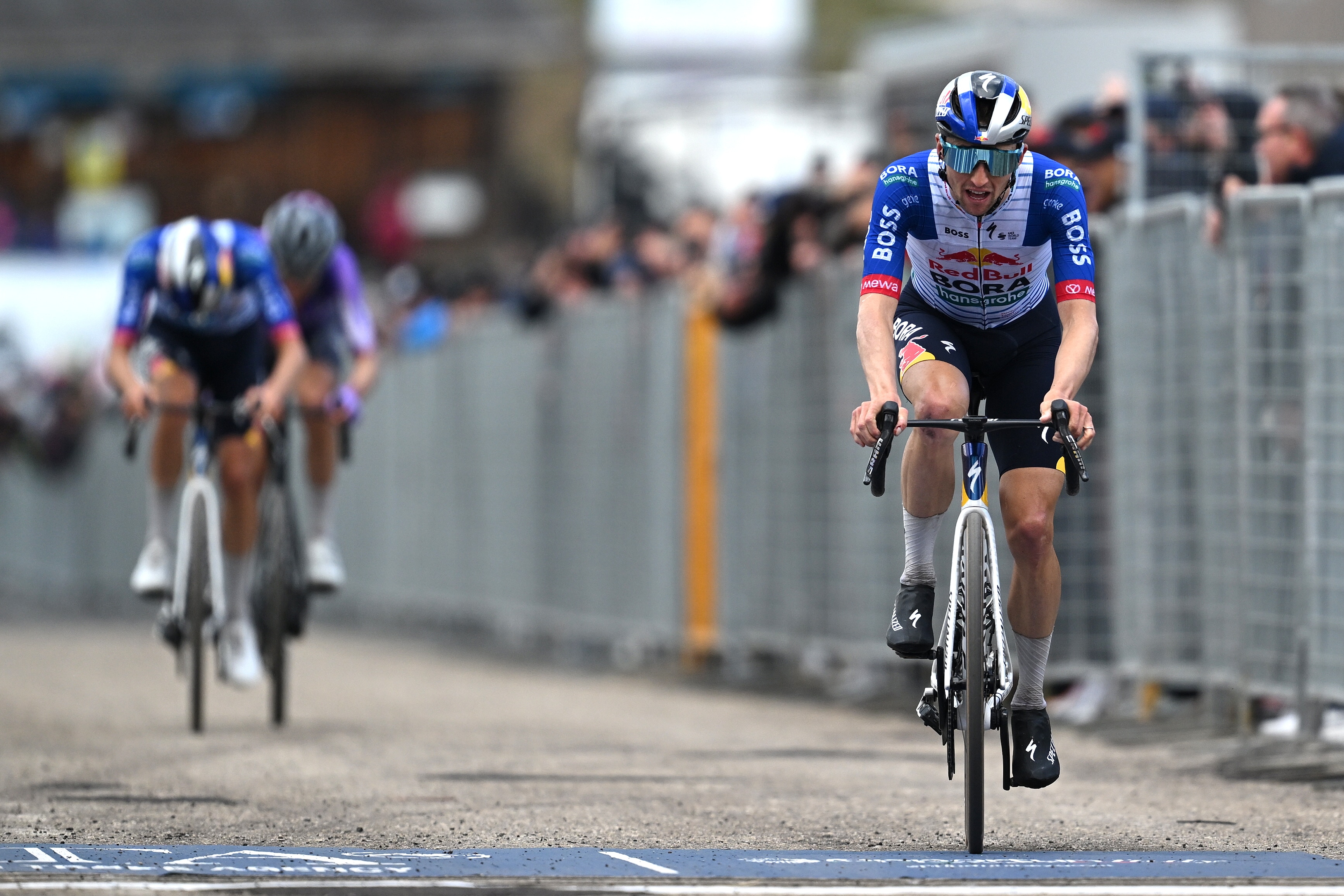 Jai Hindley crosses the line.