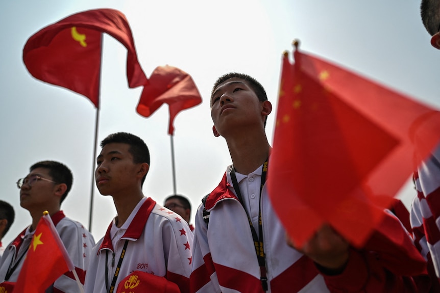 中国学生庆祝中共建党 100 周年。