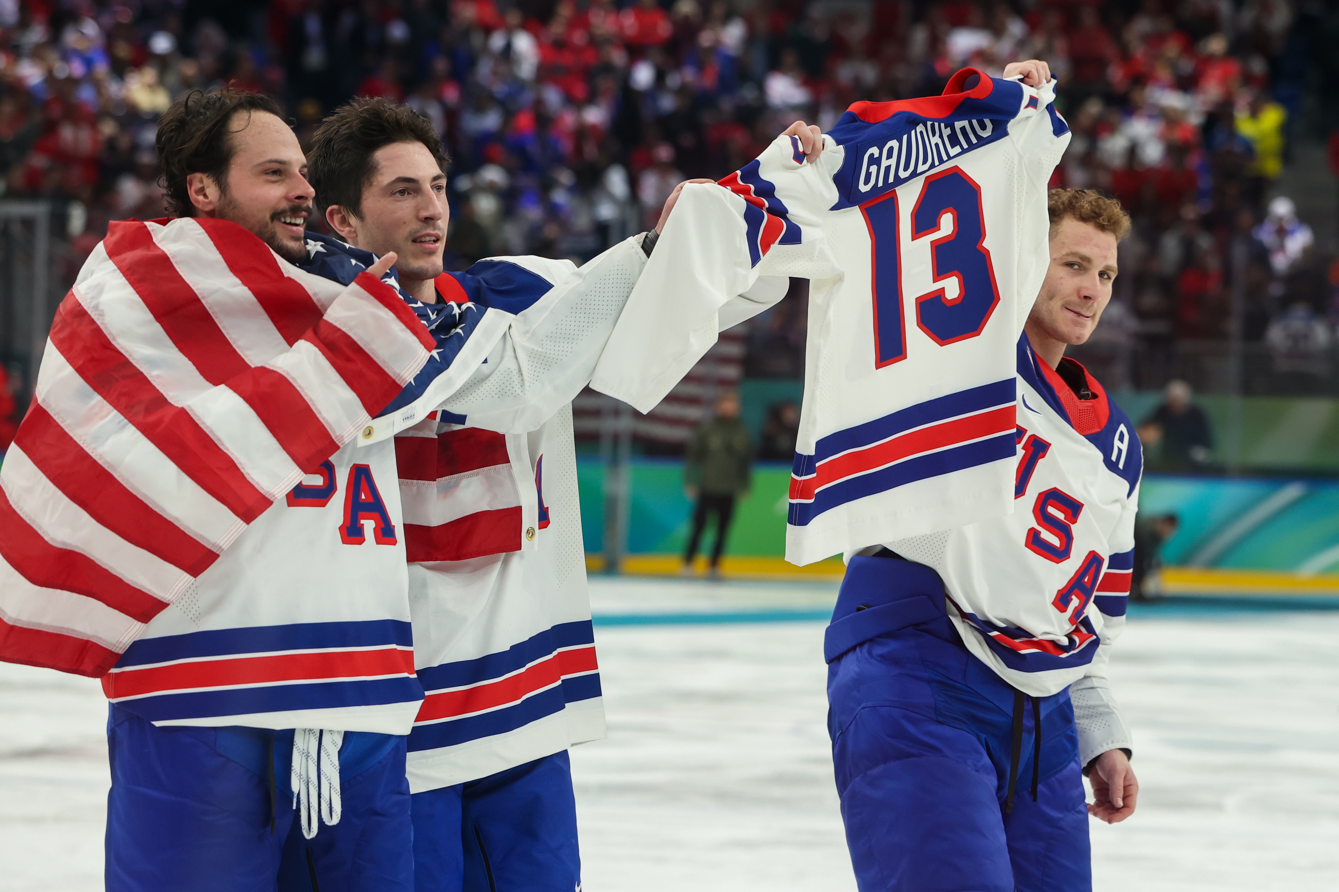 Трое хоккеистов катаются по льду, держа в руках футболку одного из своих мертвых товарищей по команде.