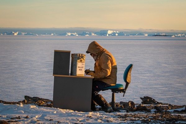 澳大利亚南极科考站的技工Dane Eden在冰天雪地中填写选票