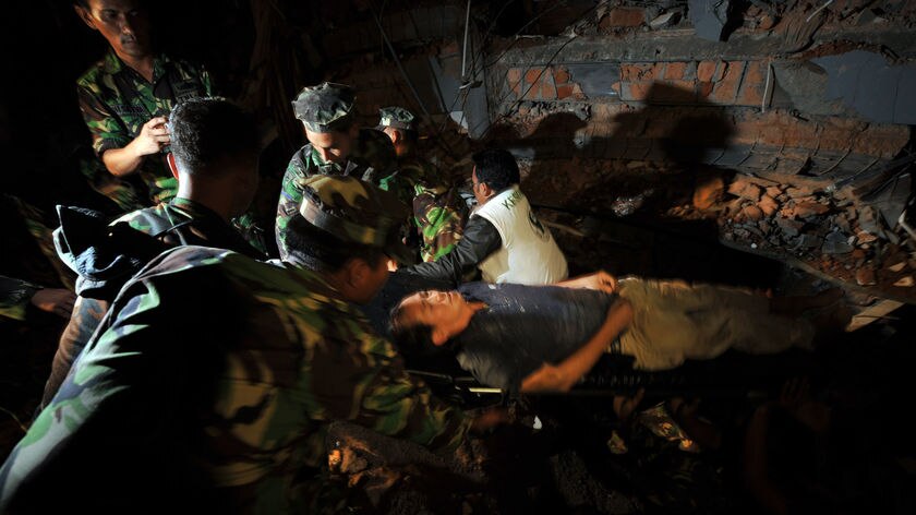 Rescuers free Padang quake victim