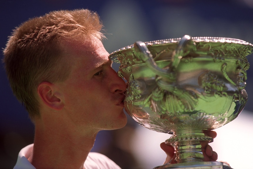 Petr Korda embrasse le trophée de l'Open d'Australie après sa victoire en 1998.