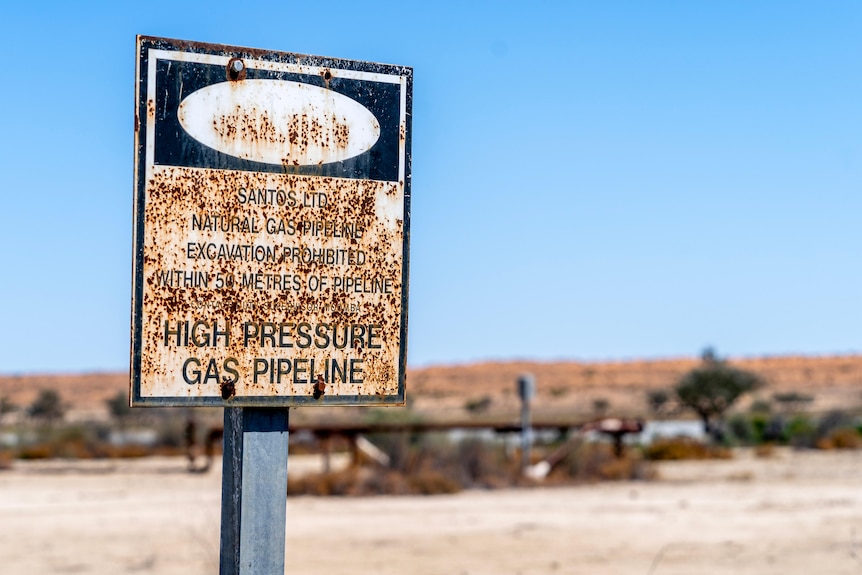 A picture of a rusted Santos sign.