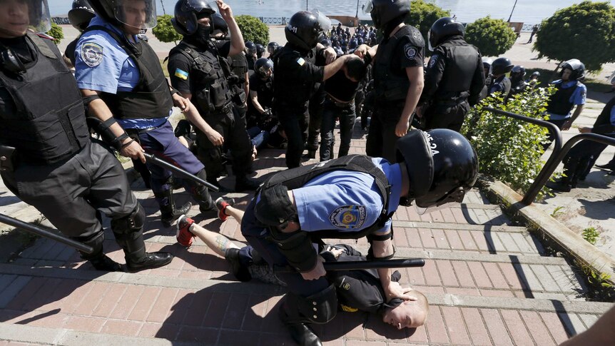 Ukrainian riot police arrest right wing protesters
