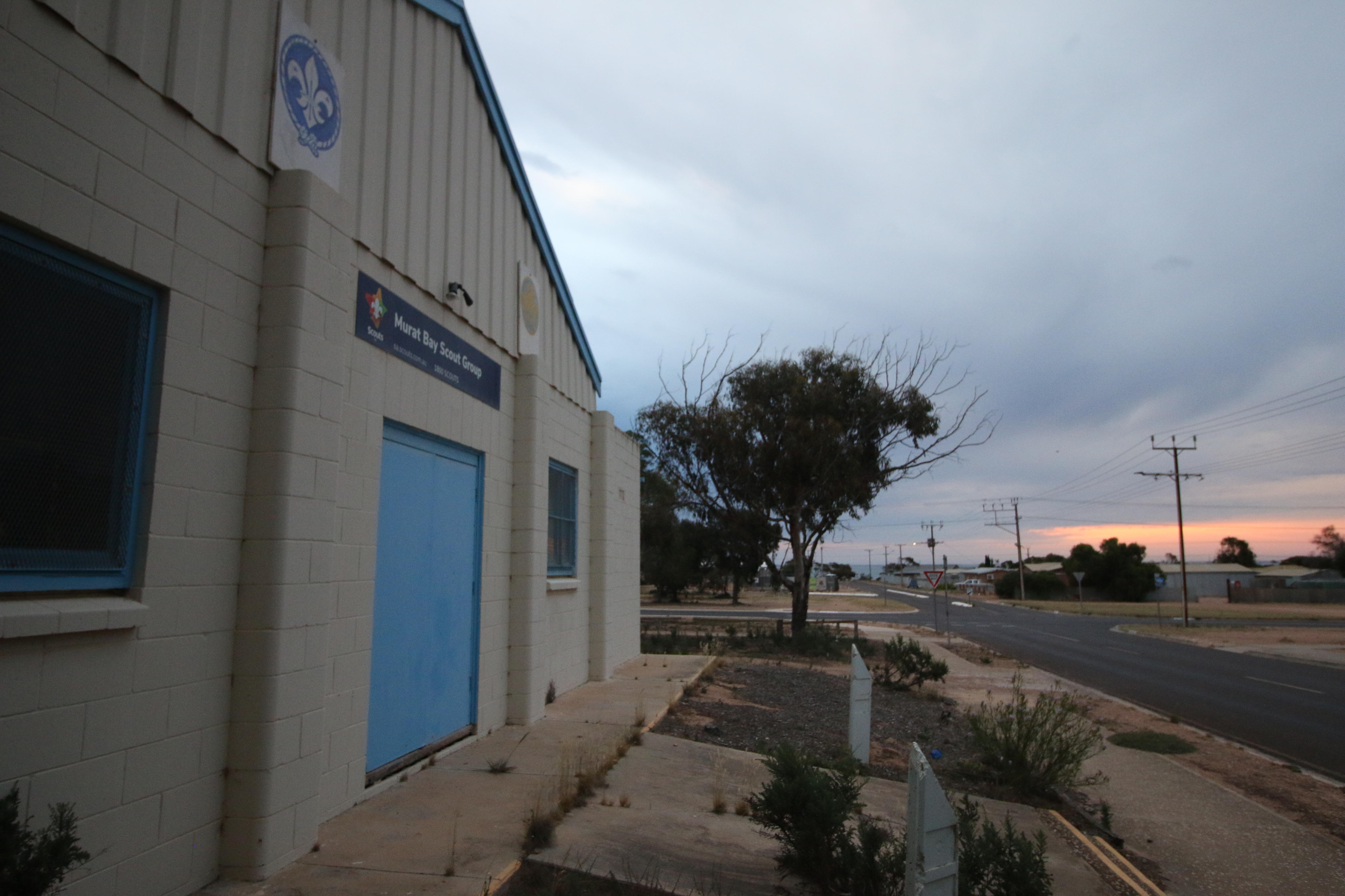 Do lado de fora da frente de um prédio comunitário.