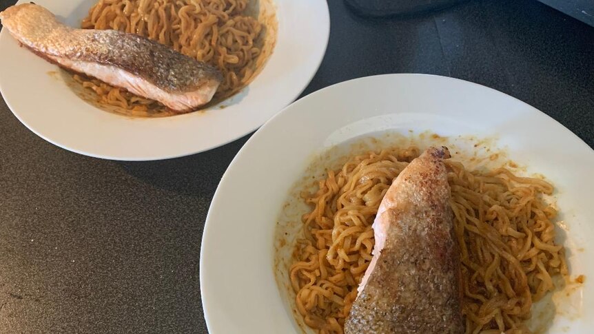 Ikan Salmon dengan Indomie menjadi santapan makan siang Natasya Salim ketika kerja dari rumah.