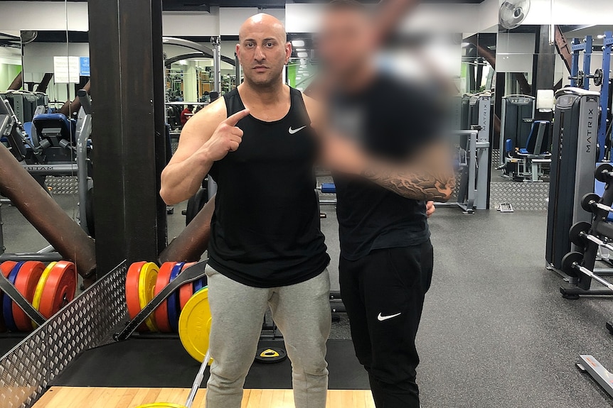 deux hommes dans une salle de sport