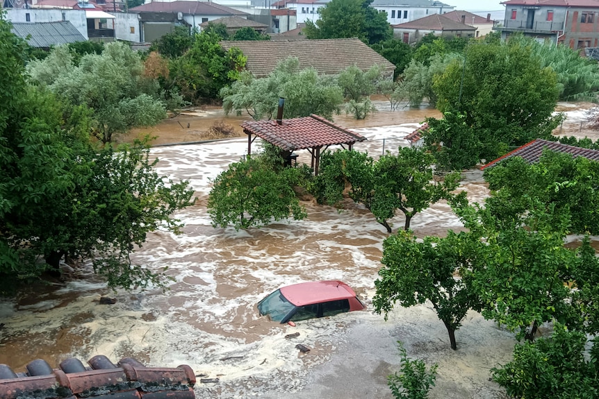 Partes de Grecia quedaron inundadas después de que la tormenta Daniel provocara fuertes lluvias en una zona que aún lucha contra incendios forestales.