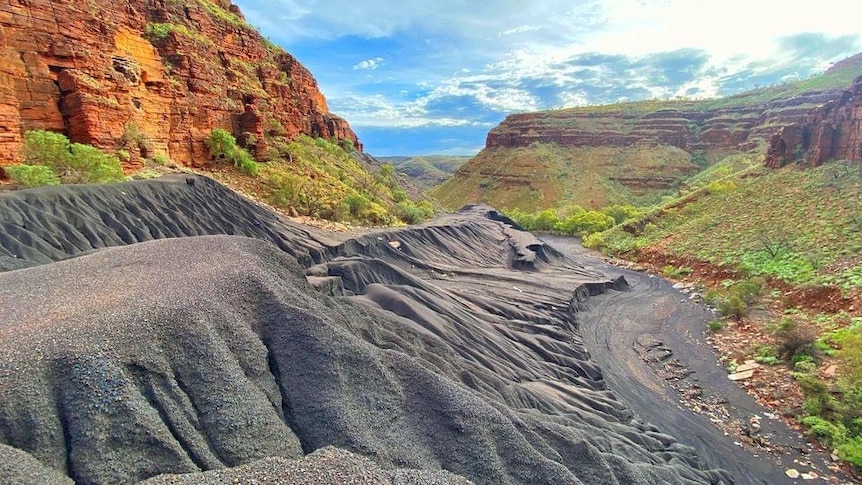 Gorge in the Pilbara covered in blue asbestos tailings 