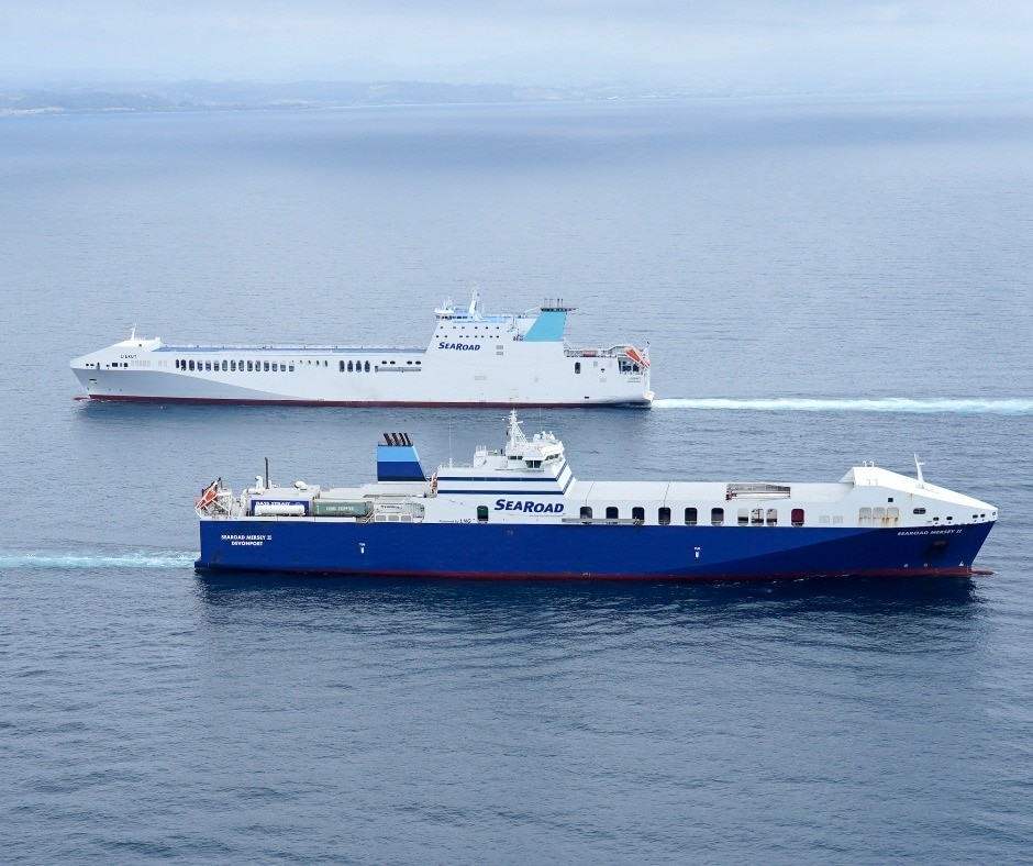 Dos barcos de Searoad se cruzan en el estrecho de Bass