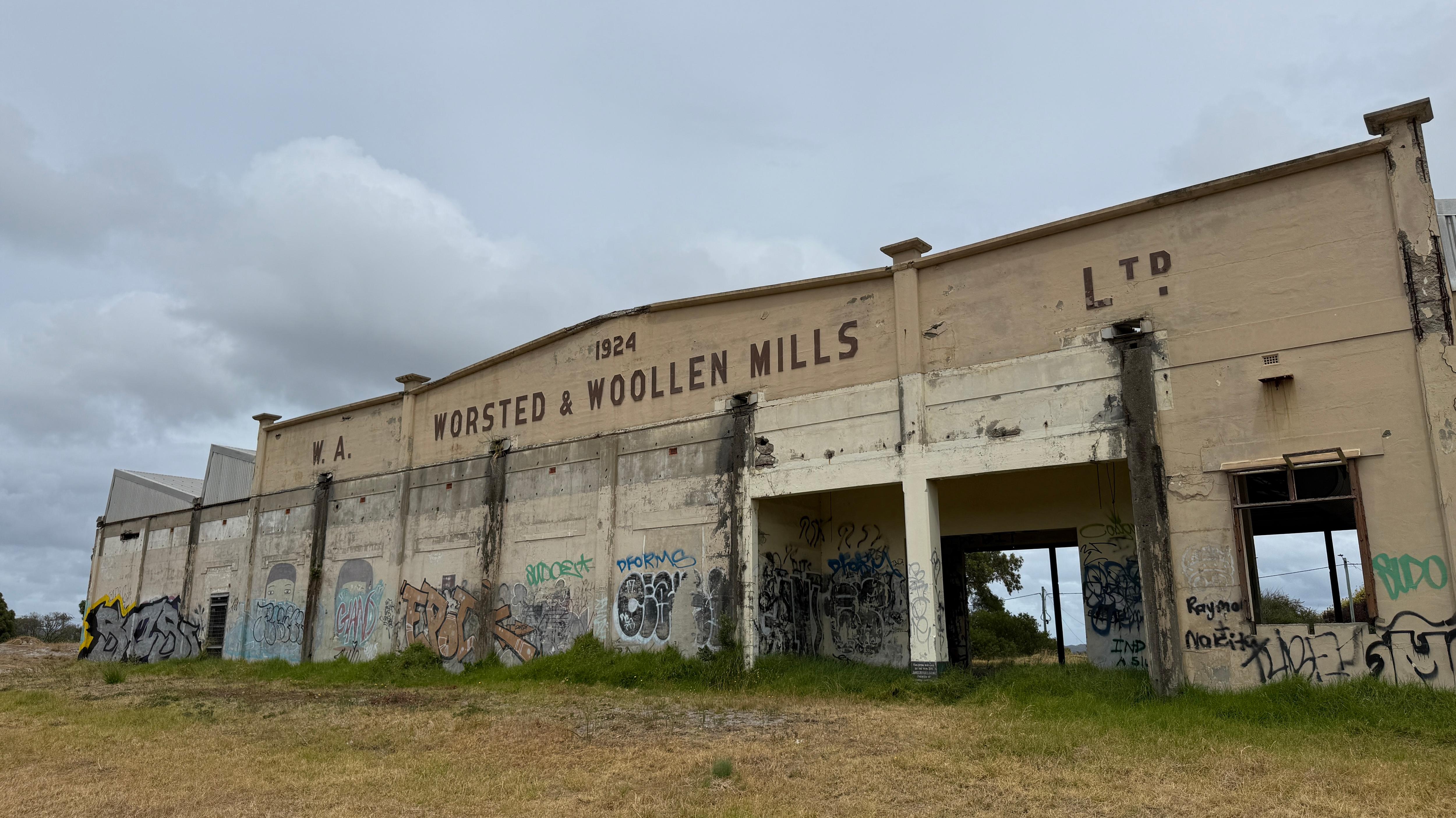 un cobertizo de molino con graffiti.
