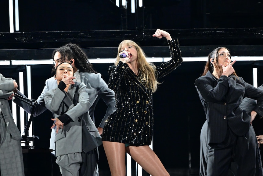 La cantautora estadounidense Taylor Swift es vista actuando en el estadio Accor. 