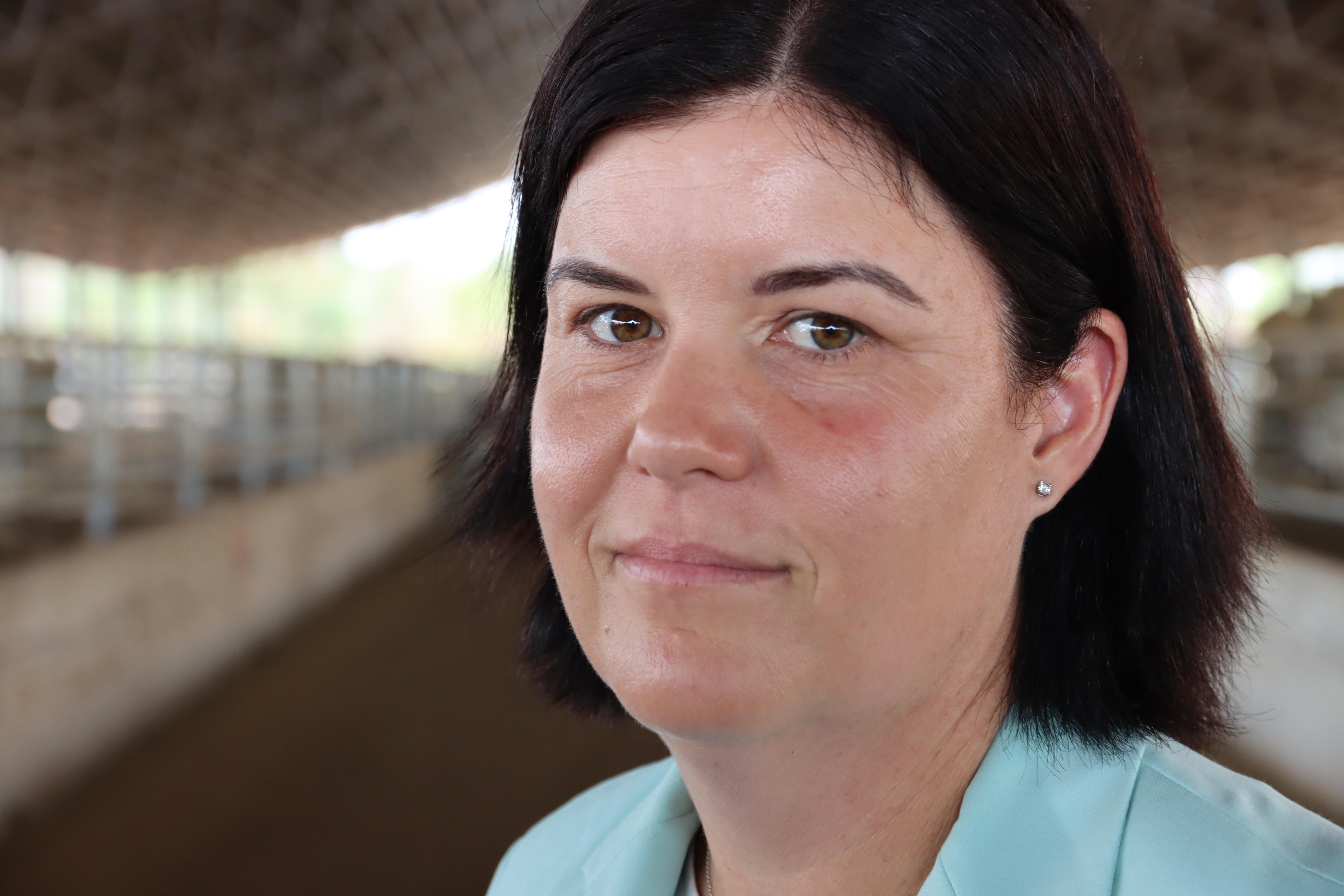 Um close do rosto da ministra-chefe do NT, Natasha Fyles, mostrando uma marca vermelha logo abaixo do olho.