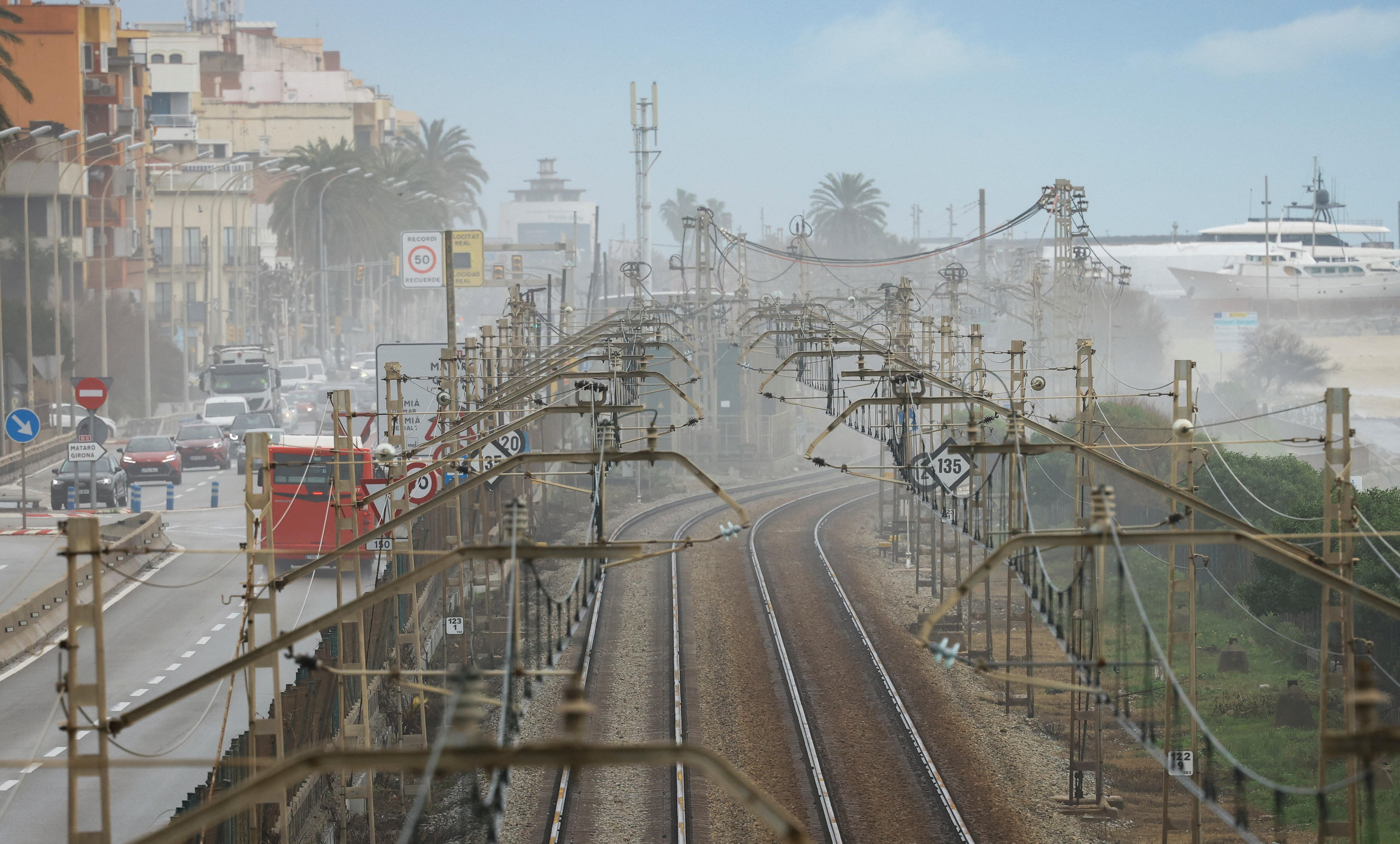 Uma linha de trem entre o oceano e uma estrada sem trens.